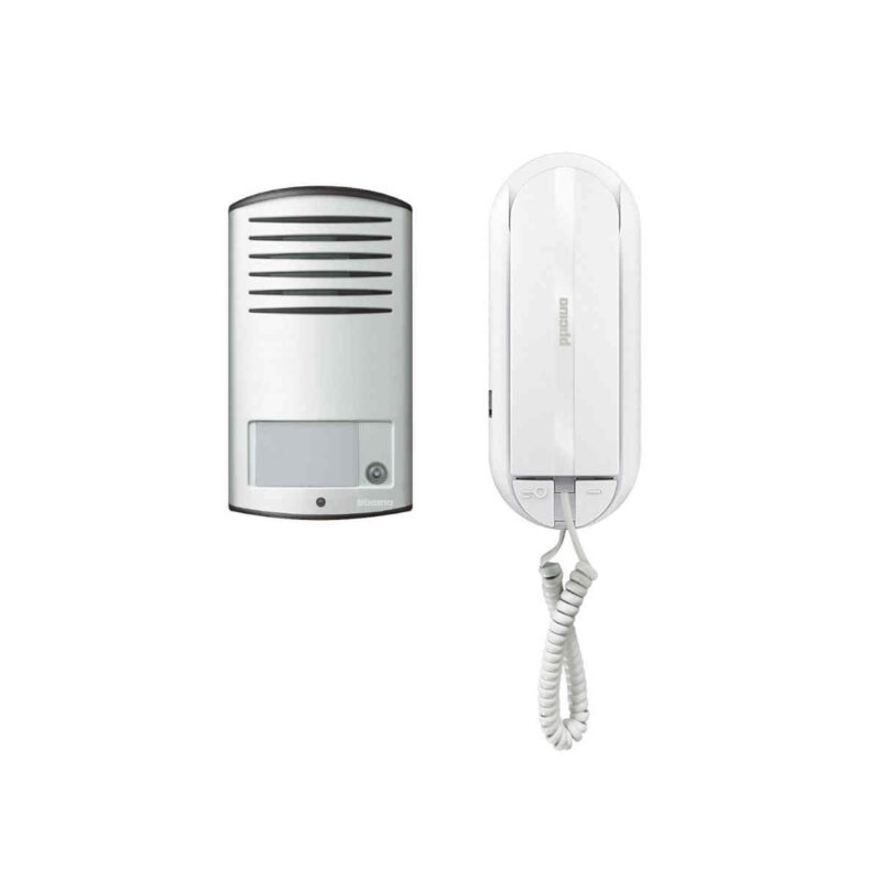 Kit audio monofamiliare composto da citofono Sprint L2 e pulsantiera Linea 2000. Il citofono dispone di pulsante attivazione elettroserratura e pulsante configurabile per funzioni ausiliarie (luci scale, attivazione posto esterno, chiamata al centralino di portineria), oltre ai morsetti per il collegamento di un pulsante esterno di chiamata al piano. I dispositivi sono installabili da parete. La pulsantiera risponde al grado di robustezza IK07, grado di protezione IP54.