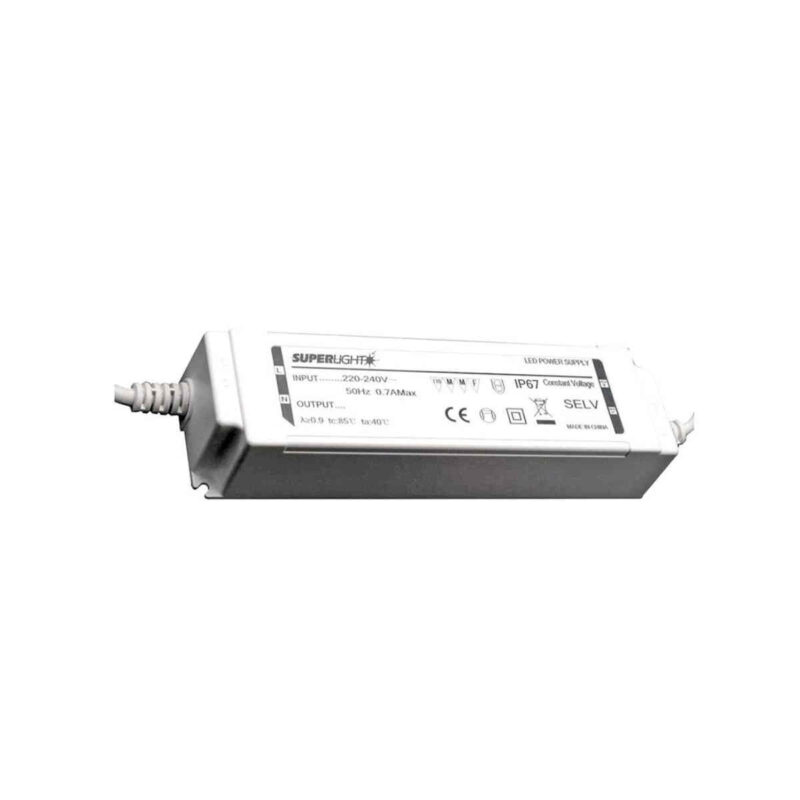 Led Driver in tensione costante progettato per l’alimentazione di strisce LED, barre LED, moduli LED o faretti LED in tensione costante. Corpo plastico e pressacavo per soddisfare e garantire gli standard di protezione IP67.