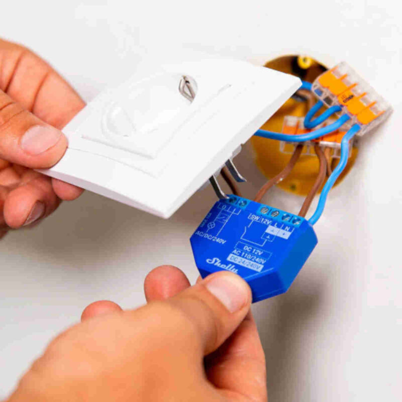 Piccolo attuatore di commutazione WiFi/Bluetooth da incasso. L'interruttore a relè WiFi Shelly PLUS 1 può controllare 1 circuito fino a 3,5 kW. È stato progettato per il montaggio in una console da incasso standard, dietro prese e interruttori luminosi o in altre posizioni con spazio limitato. Shelly può essere utilizzato come dispositivo indipendente o come accessorio per un altro controller di automazione domestica. È possibile scegliere se utilizzare Shelly con l'applicazione mobile Shelly Cloud e il servizio Shelly Cloud.