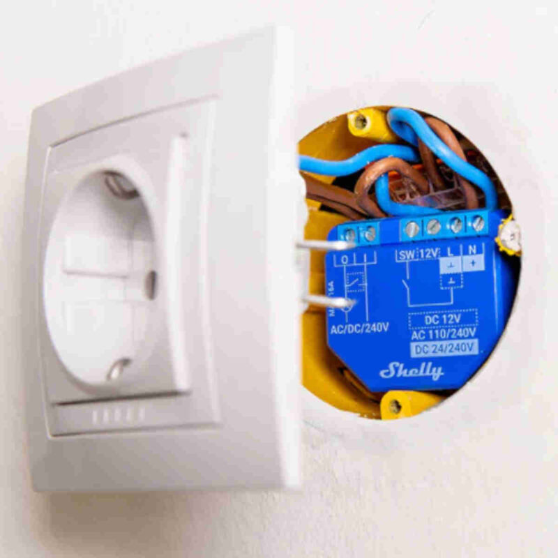 Piccolo attuatore di commutazione WiFi/Bluetooth da incasso. L'interruttore a relè WiFi Shelly PLUS 1 può controllare 1 circuito fino a 3,5 kW. È stato progettato per il montaggio in una console da incasso standard, dietro prese e interruttori luminosi o in altre posizioni con spazio limitato. Shelly può essere utilizzato come dispositivo indipendente o come accessorio per un altro controller di automazione domestica. È possibile scegliere se utilizzare Shelly con l'applicazione mobile Shelly Cloud e il servizio Shelly Cloud.