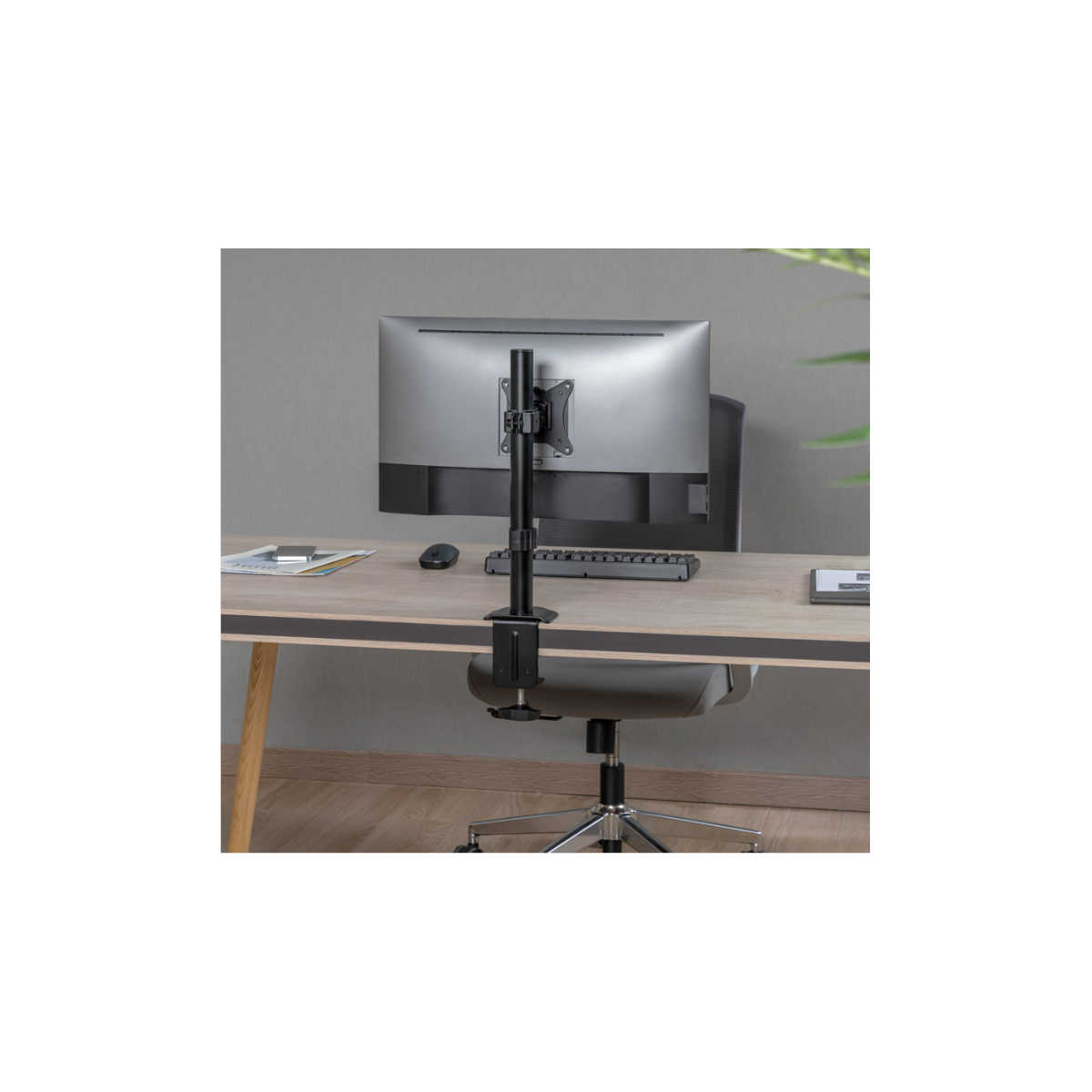 SUPPORTO UNIVERSALE PER MONITOR 17"-32" – Compatibile con la maggior parte dei monitor da 17 a 32 pollici, il supporto da scrivania SUPSPC001 garantisce una postazione di lavoro ergonomica e confortevole; COSTRUZIONE ROBUSTA E SICURA – Realizzato con materiali di alta qualità, supporta monitor fino a 9 kg (19,8 lbs) assicurando stabilità e durata nel tempo;