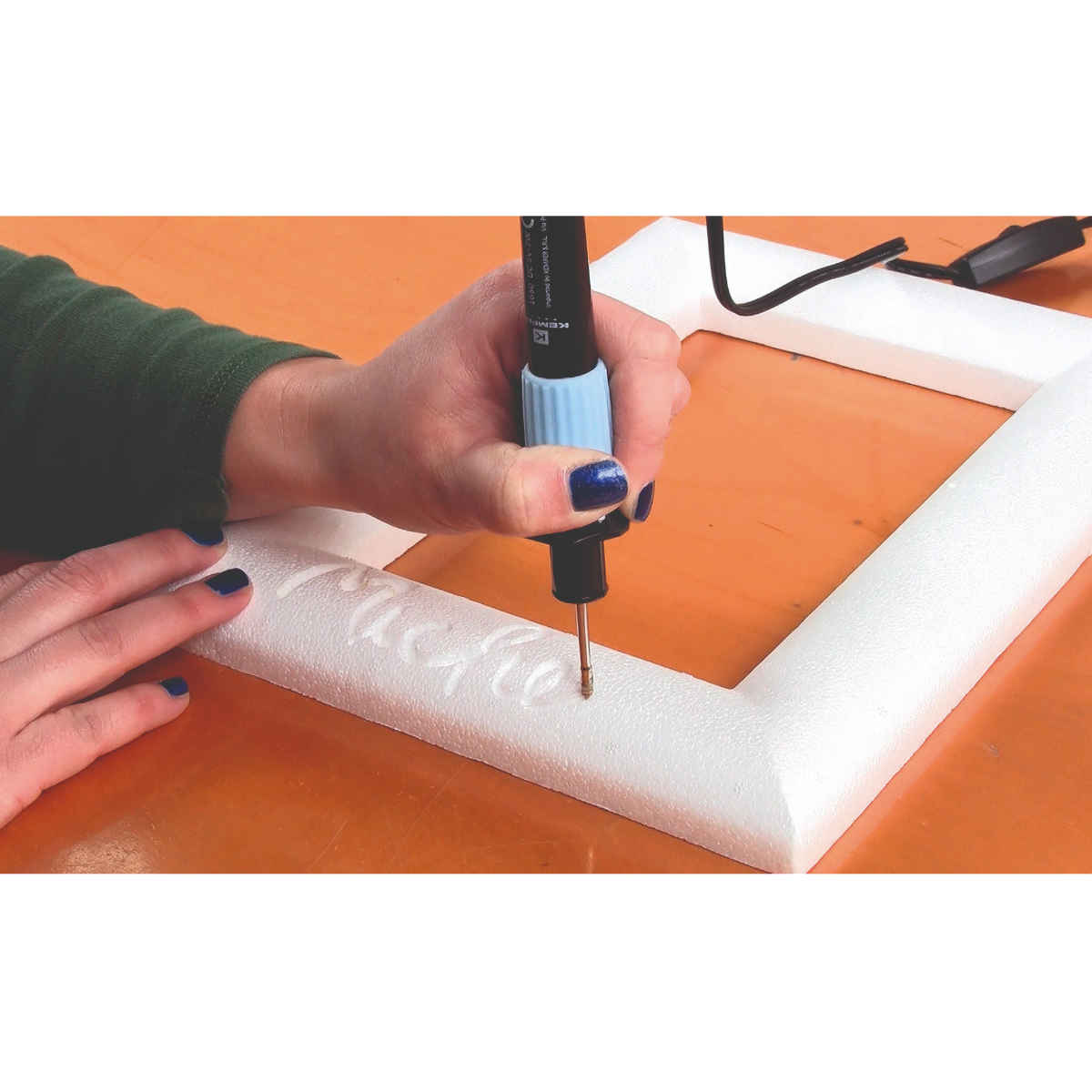 Tagliapolistirolo di precisione dotato di archetto per sagomare, due punte per tagliare (una lunga, una corta), filo di ricambio e cavalletto di sostegno. Ideale per lavorare di precisione su polistirolo.
