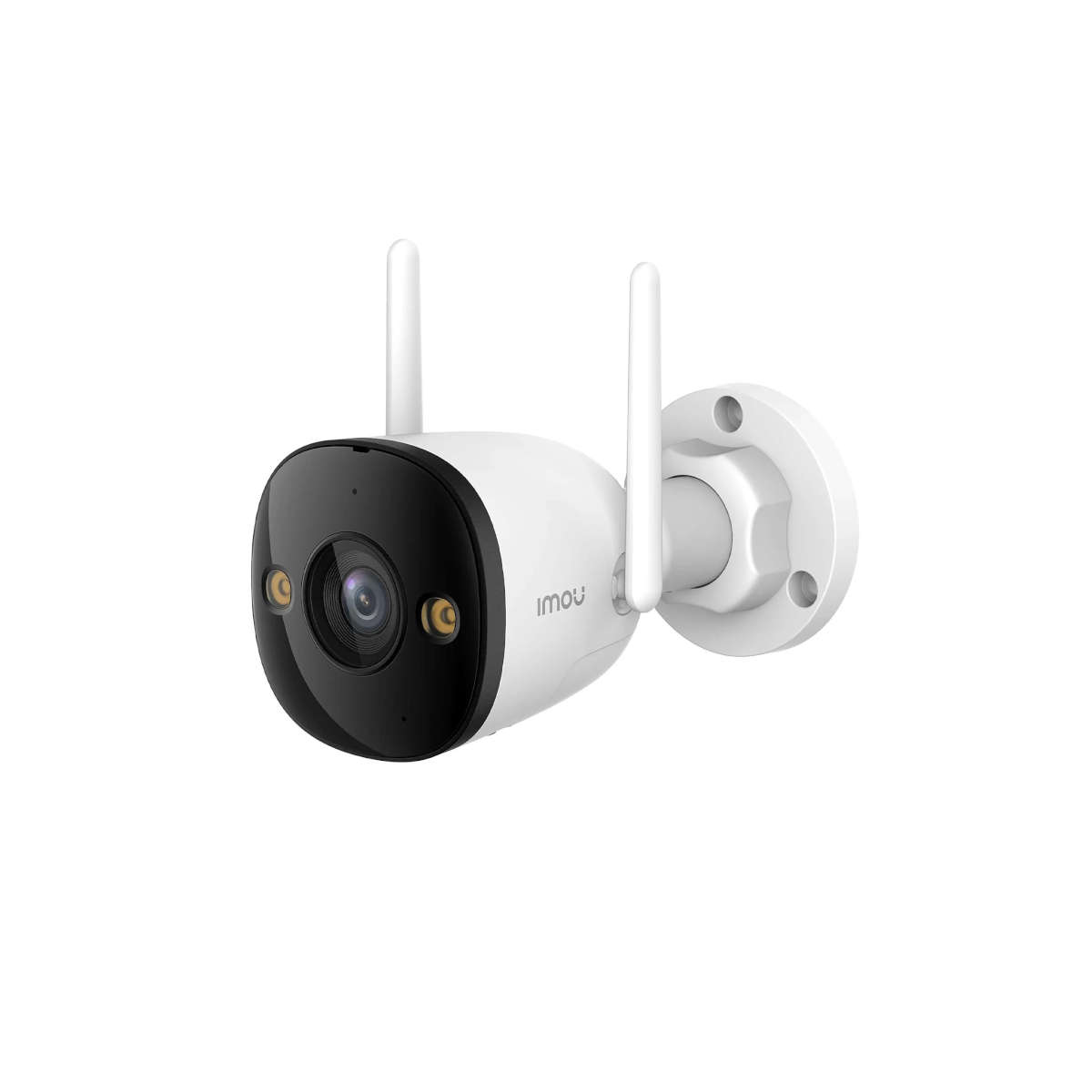Telecamera di sicurezza da esterno dal design moderno e compatto, caratterizzata da una scocca bianca resistente alle intemperie e una parte frontale nera lucida che incornicia l’obiettivo centrale a grande apertura. Ai lati dell’obiettivo sono presenti due luci LED circolari che garantiscono illuminazione e visione notturna a colori. La struttura cilindrica si estende fino a una solida base di montaggio orientabile, progettata per l’installazione su pareti o soffitti. Due antenne Wi-Fi esterne, posizionate nella parte superiore, assicurano una trasmissione del segnale stabile e potenziata. Il marchio “Imou” è stampato in modo discreto sul lato del corpo della telecamera, sottolineando la qualità del brand. L’aspetto complessivo è minimalista ma professionale, ideale per integrarsi armoniosamente in ambienti residenziali e commerciali, offrendo sicurezza senza rinunciare all’estetica.