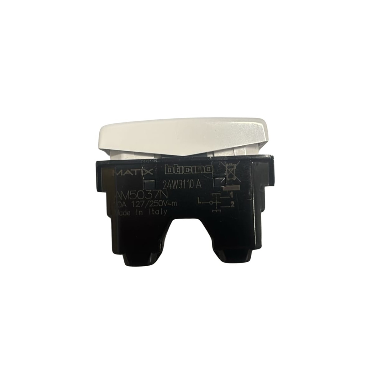 pulsante doppio 1P (NO) + 1P (NO) 10 A 250 Va.c. interbloccato - per comando di tapparelle motorizzate ed applicazioni similari - colore bianco. Questo pulsante MATIX AM5037 è il più economico di tutta la serie Bticino. Questo non vuole dire però che è inferiore agli altri. Il pulsante doppio interblocco Matix è il più venduto ed ha il miglior rapporto qualità-prezzo. Facile da installare, la Matix dispone anche di numerose placche. Doppio pulsante Interbloccato Bticino Matix, colore bianco. Solitamente usato per le tapparelle di casa. Bisogna restare con il dito schiacciato per far alzare e abbassare la tapparella.