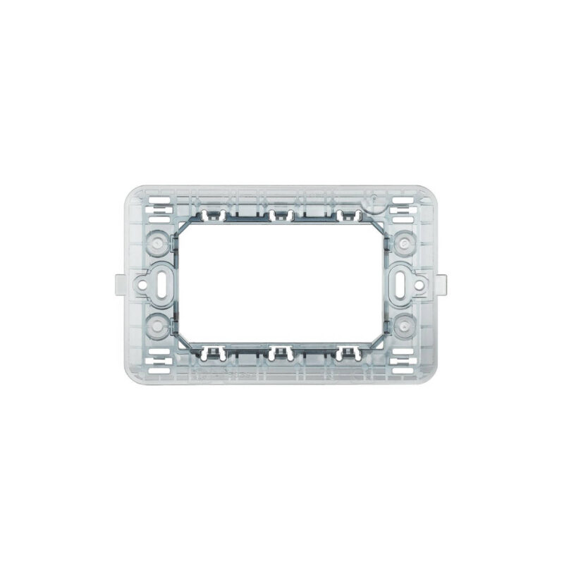 Supporto per placche elettriche modulari in plastica grigia, ideale per installazioni civili e domestiche. Il telaio rettangolare è progettato per ospitare frutti e moduli elettrici, con una solida struttura rinforzata e punti di fissaggio multipli che garantiscono stabilità e compatibilità con sistemi standard. Perfetto per impianti elettrici moderni e per l’alloggiamento di comandi, prese e interruttori.